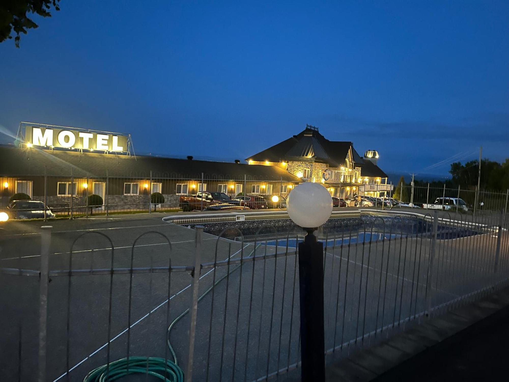 Saint-Siméon Motel Vue Belvedere מראה חיצוני תמונה